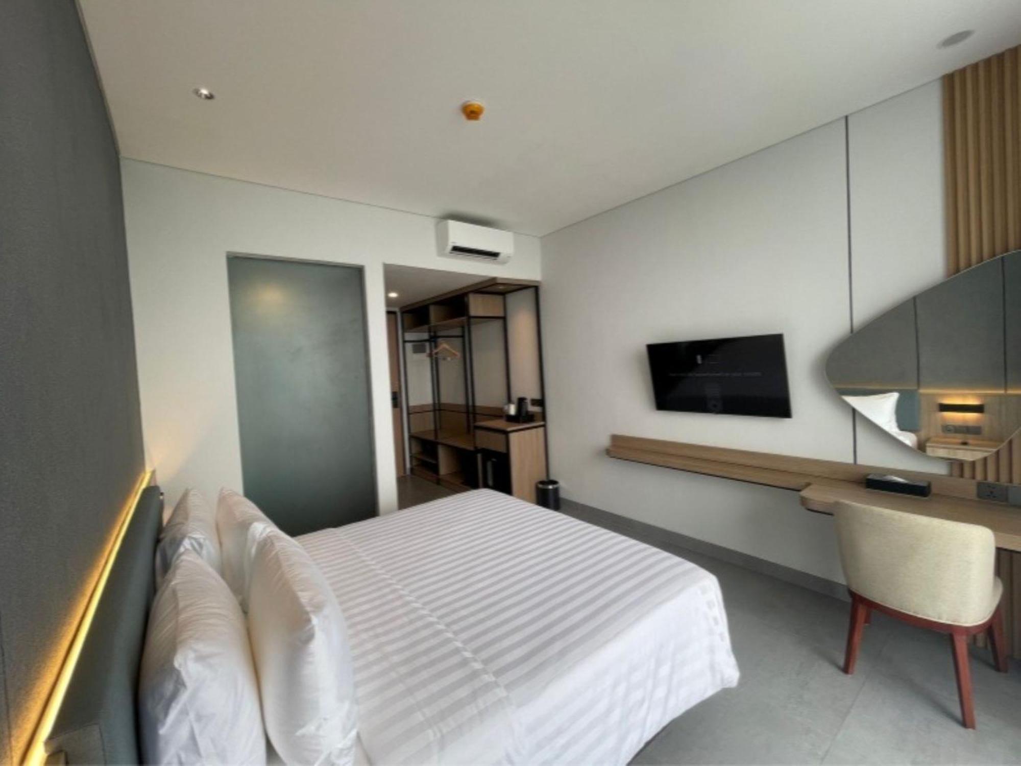 Standard Queen Room with Garden